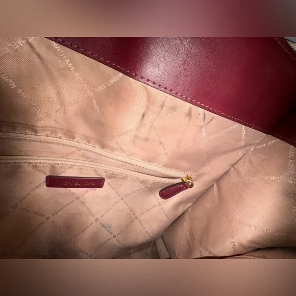 Pre-Luv- Michael Kors, heavy duty
Tote Bag maroon & brown
With Gold Hardware - Picture 14 of 16